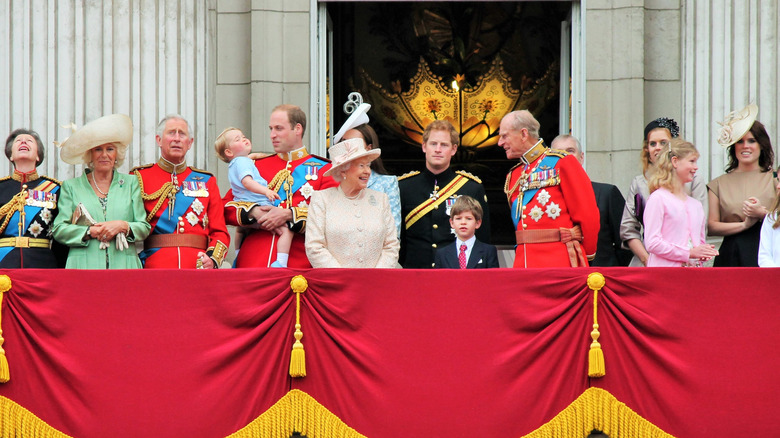 royal family on balcony 