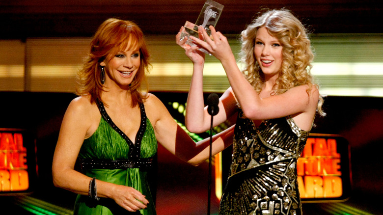 Reba McEntire and Taylor Swift at the 2009 Crystal Milestone Award