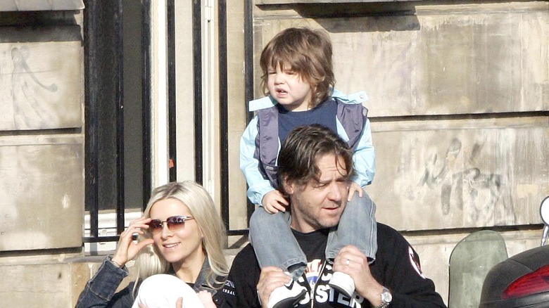 Russell Crowe holding his young son on his shoulders