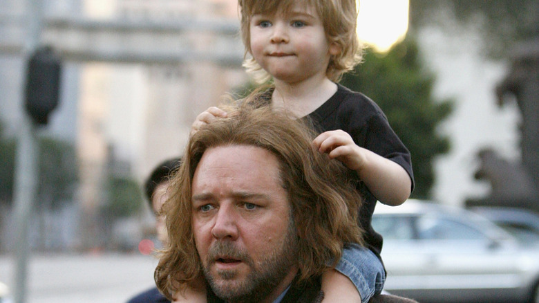 Russell Crowe holding his son on his shoulders