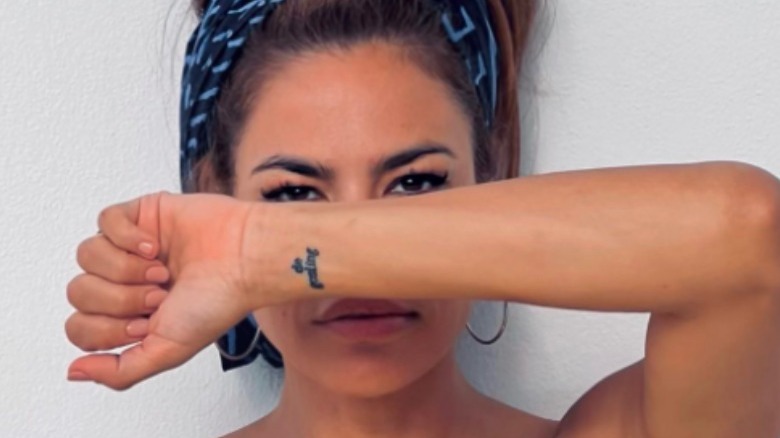 Eva Mendes showing tattoo