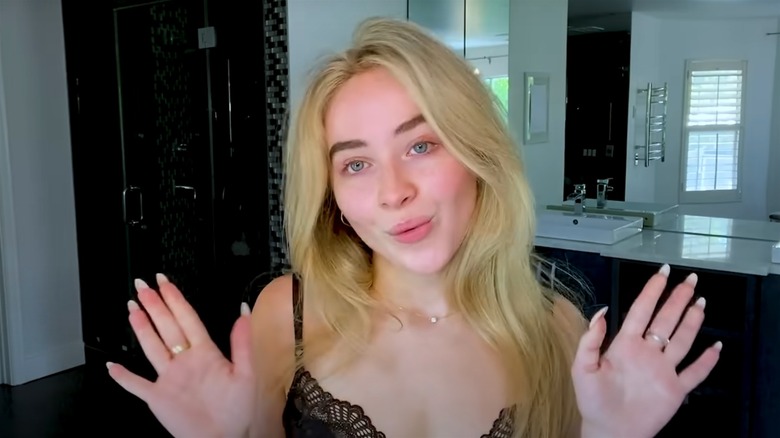 Sabrina Carpenter no makeup