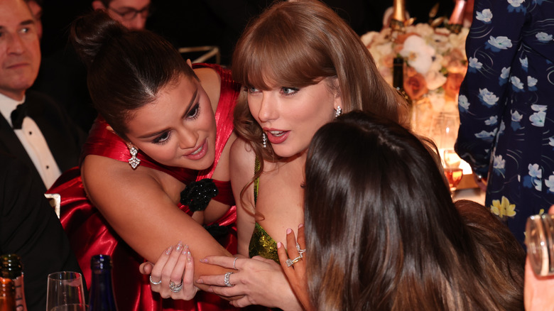 Taylor Swift and Selena Gomez talking