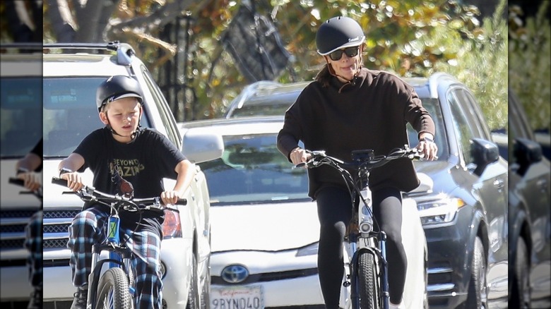 Samuel Affleck and Jennifer Garner riding bikes