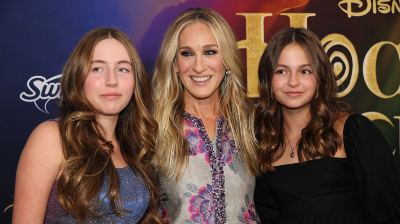 Marion Broderick, Sarah Jessica Parker, and Tabitha Broderick at the premiere for "Hocus Pocus 2" in 2022