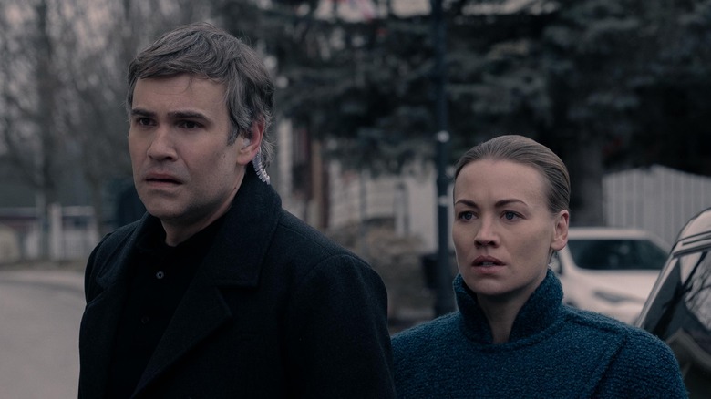 Ezra (Rossif Sutherland) and Serena (Yvonne Strahovski)