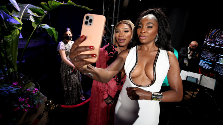 Serena and Venus Williams backstage at the Oscars