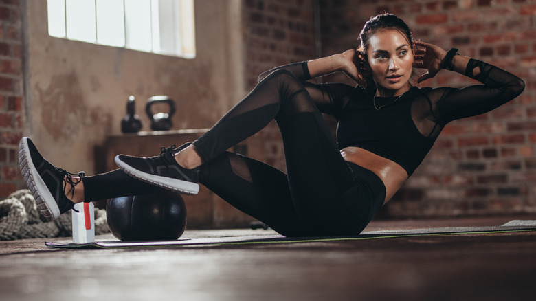 woman doing ab exercises at gym 