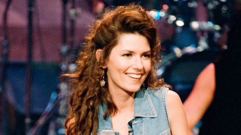 Shania Twain smiling on the The Tonight Show with Jay Leno in 1995