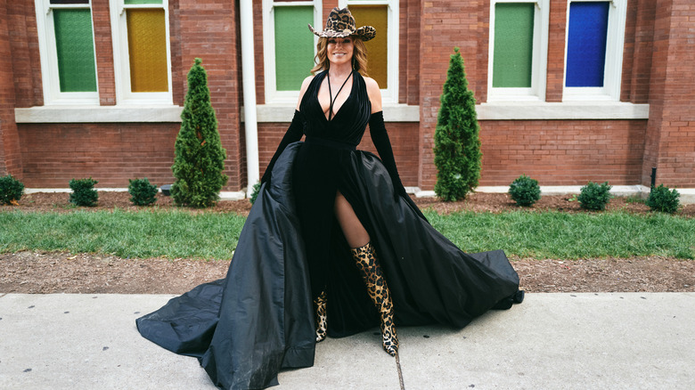 shania twain posing in Nashville