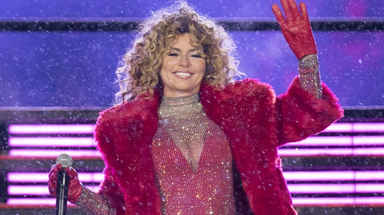 Shania Twain smiling, waving