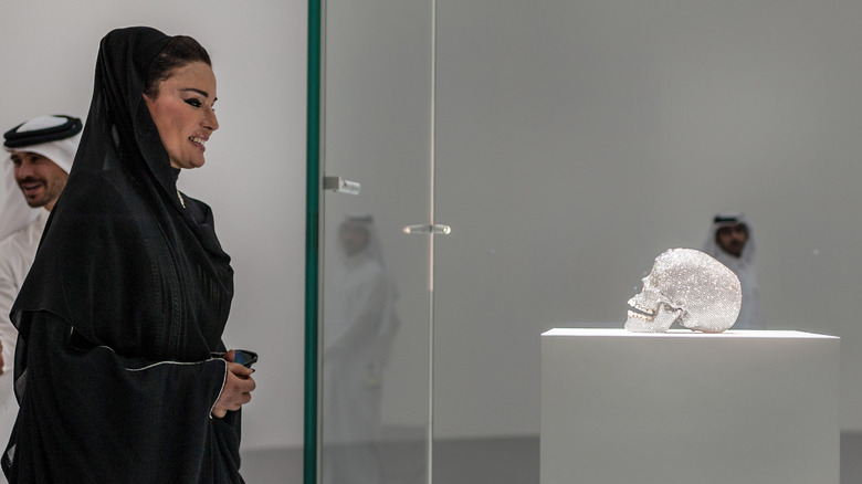 Sheikha Moza at art exhibit