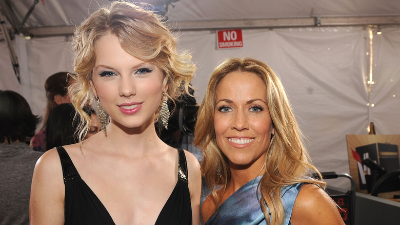 Taylor Swift and Sheryl Crow posing for photos