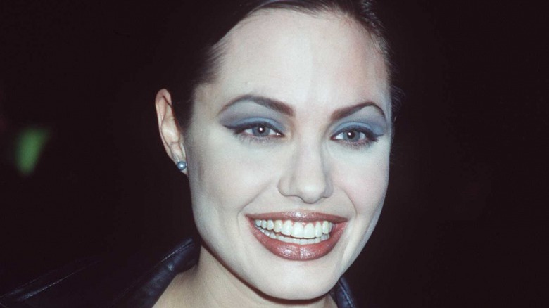 Angelina Jolie with short hair in 1998