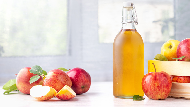 Apple cider vinegar and apples