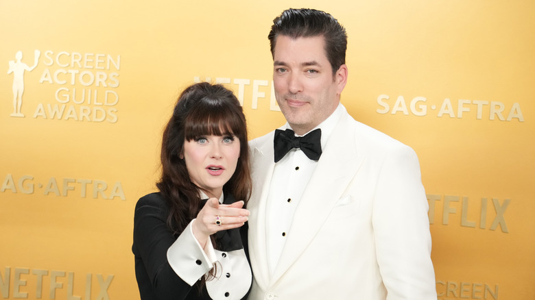 Zooey Deschanel and Jonathan Scott posing for photos