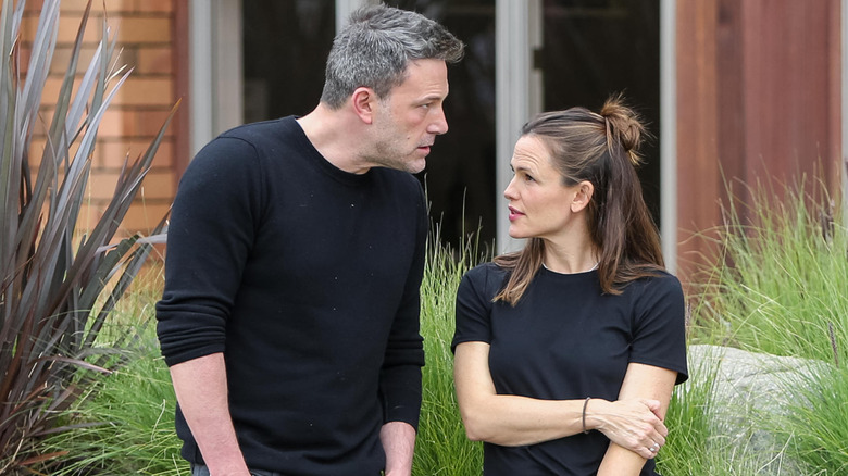 Ben Affleck and Jennifer Garner having a conversation