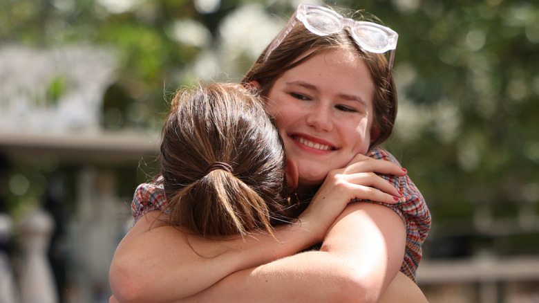 Violet Affleck hugging Jennifer Lopez