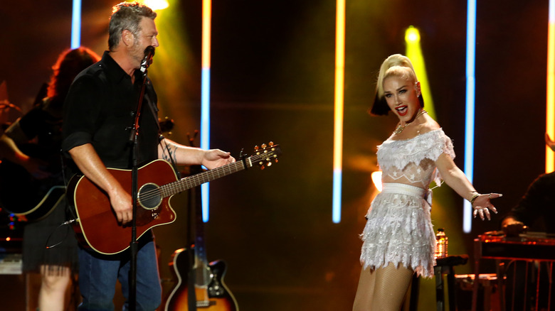 Blake Shelton and Gwen Stefani singing