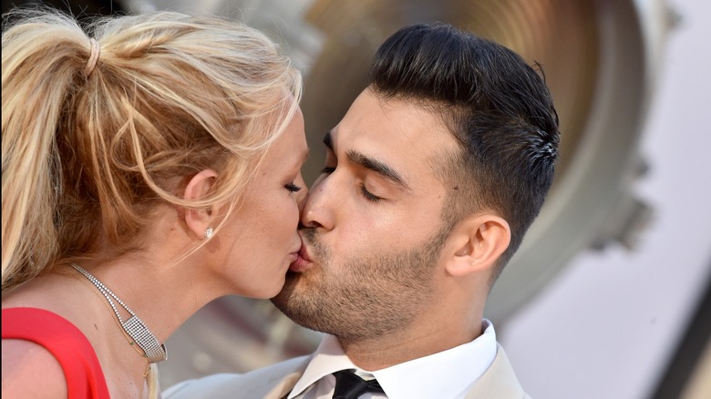 Britney Spears and Sam Asghari kissing 