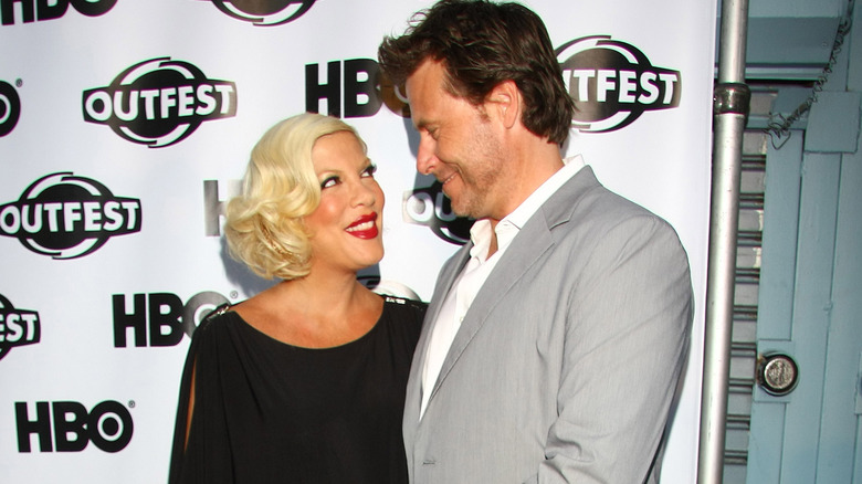 Tori Spelling and Dean McDermott smiling 