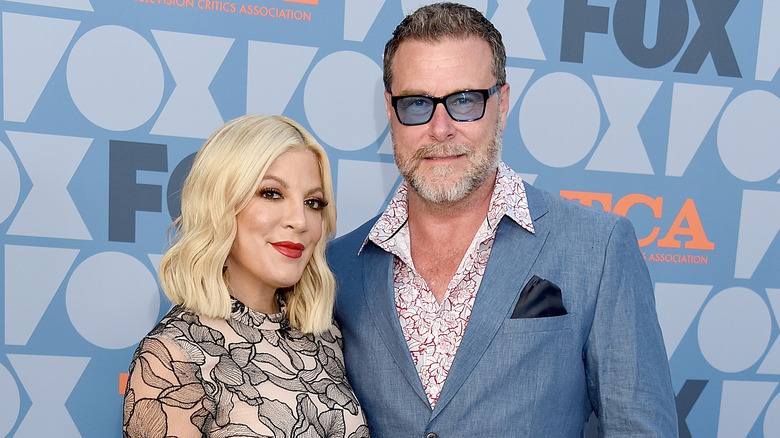 Tori Spelling and Dean McDermott posing 