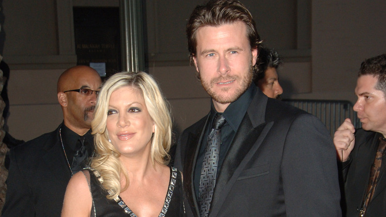 Tori Spelling and Dean McDermott posing 