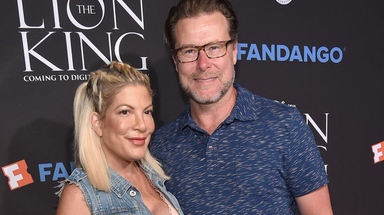 Tori Spelling and Dean McDermott posing 