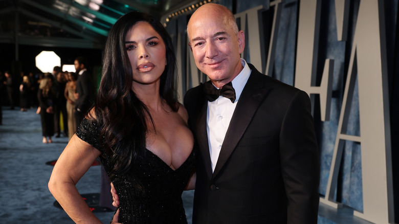 Jeff Bezos and Lauren Sánchez posing for photos