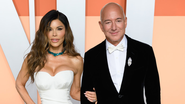 Lauren Sánchezand Jeff Bezos posing for photos