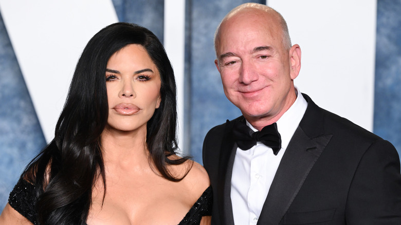 Lauren Sánchez and Jeff Bezos posing for photos