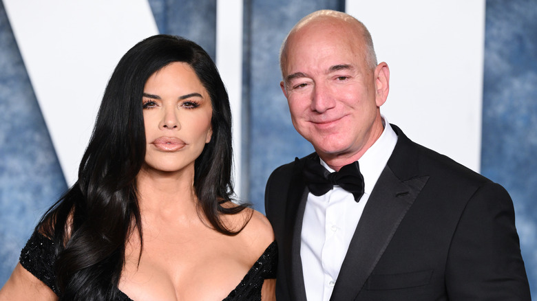 Lauren Sánchez and Jeff Bezos posing for photos