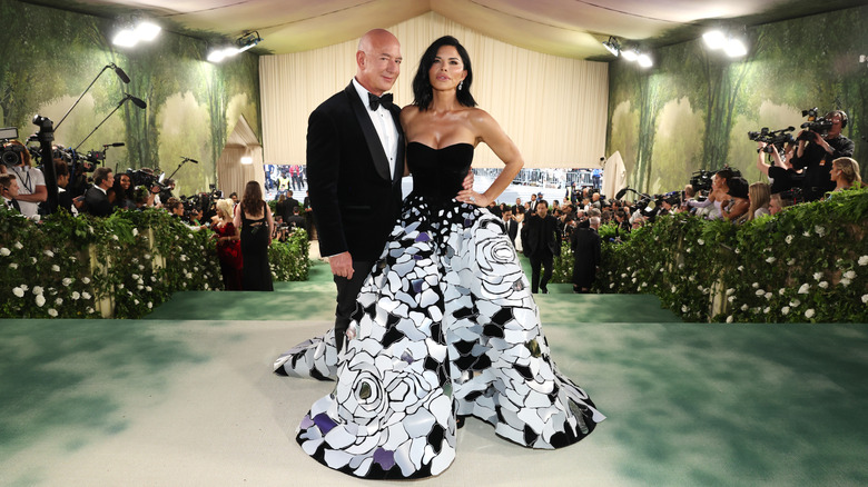 Jeff Bezos and Lauren Sánchez pose for the cameras at Met Gala