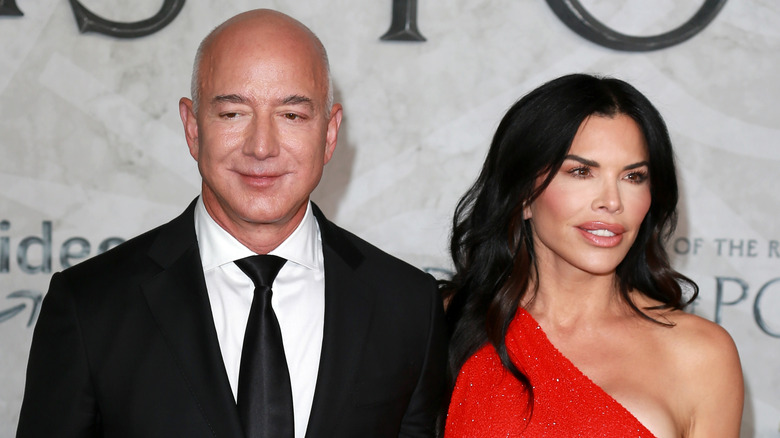 Lauren Sánchez and Jeff Bezos posing for photos