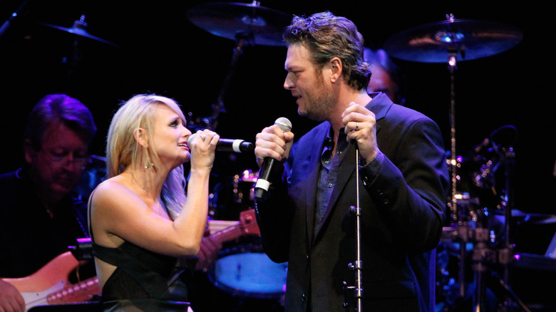 Miranda Lambert and Blake Shelton sing together on stage