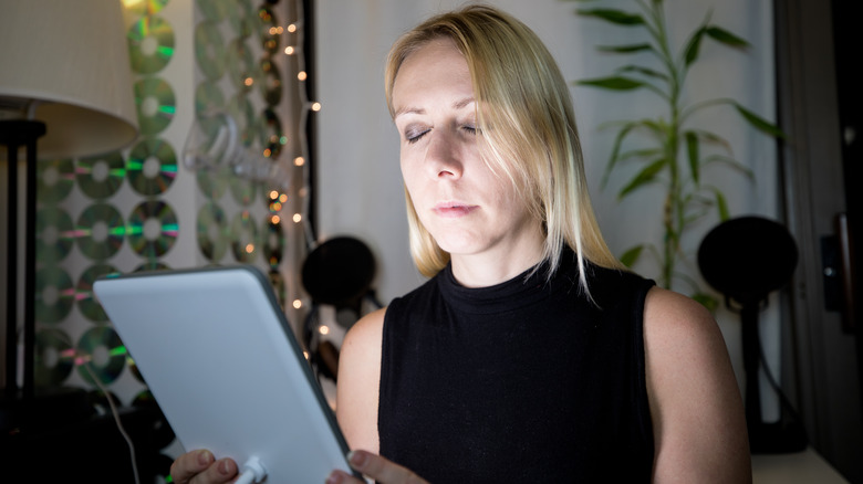 woman using light therapy lamp