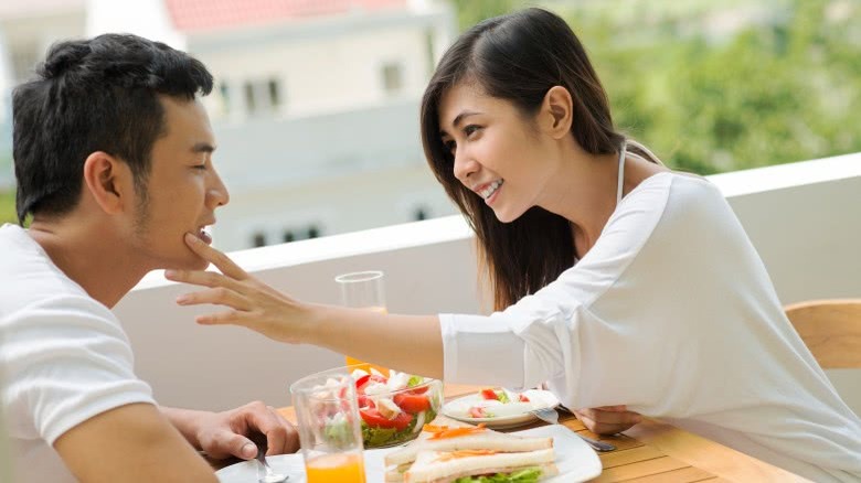 couple eating dinner