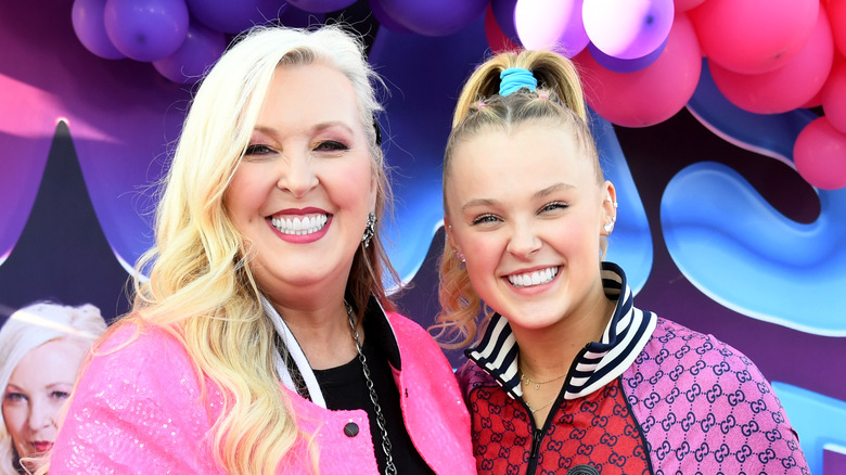 Jojo and Jess Siwa pose together