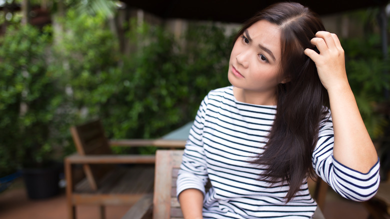 woman with itchy scalp