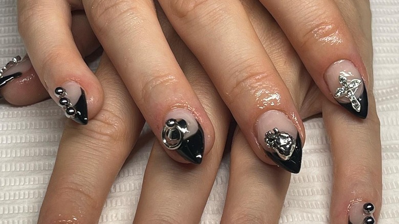 Short pointed nails with black