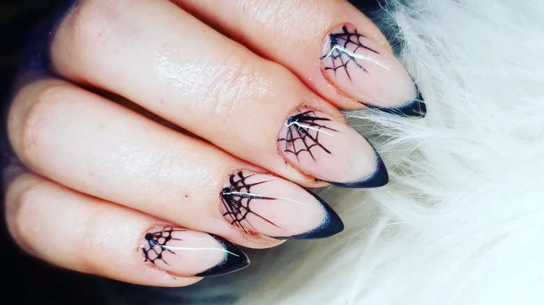 Spiderwebs on nails 