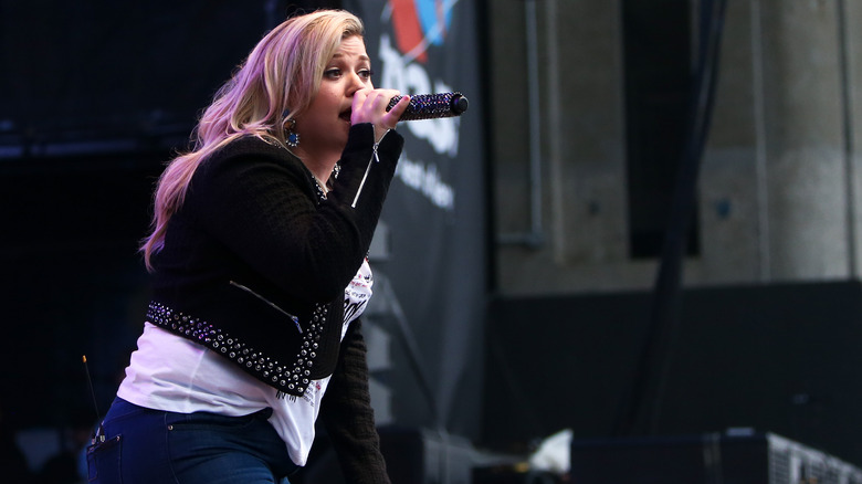 Kelly Clarkson singing on stage