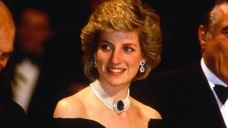 Princess Diana wearing choker necklace