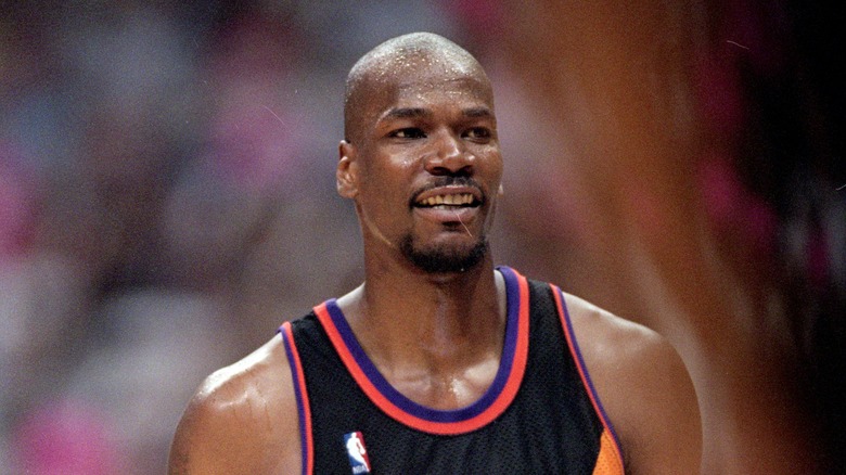 Cliff Robinson playing basketball