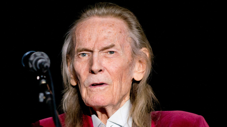 Gordon Lightfoot performing