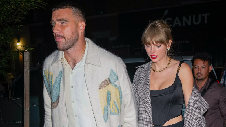 Travis Kelce and Taylor Swift walking 