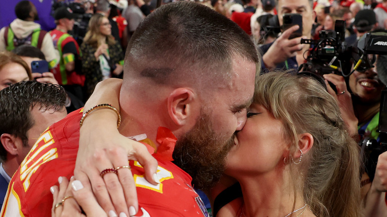 Travis Kelce and Taylor Swift kissing