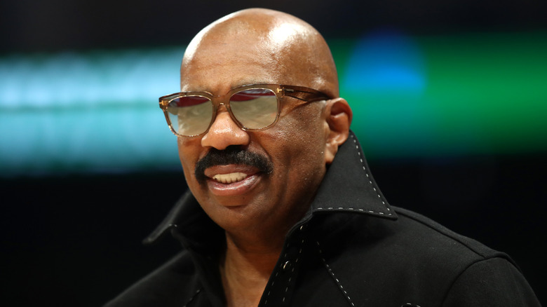 Steve Harvey wearing glasse