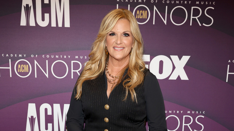 Trisha Yearwood posing on the red carpet