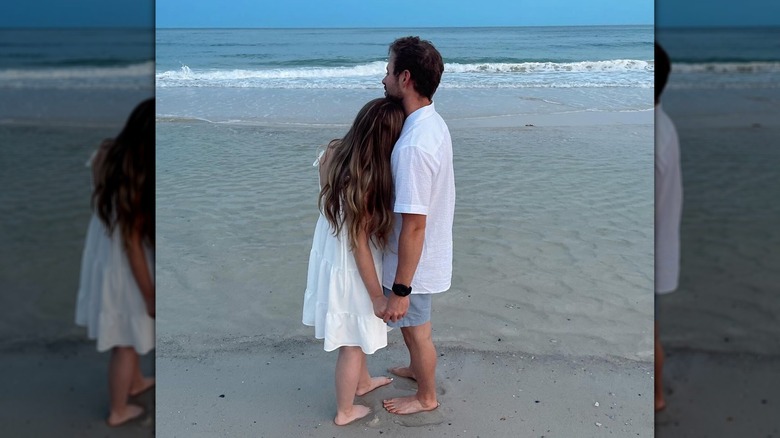 Jason and Maddie Grace Duggar looking at ocean